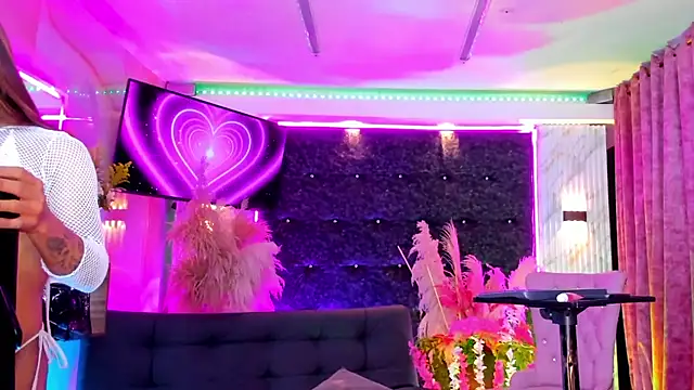 Queens_Wonders_Blonders webcam