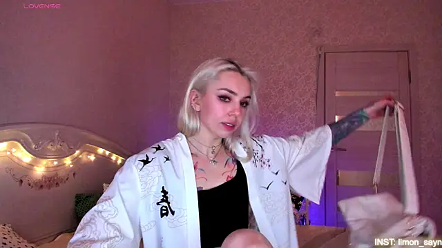 LillyMoure_ webcam