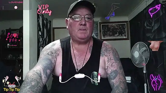 kinkyblueyes69 (M mature) - NAKED