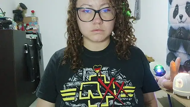 curly_greeneyed webcam