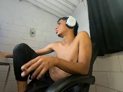Max_TheHorseDick live cam