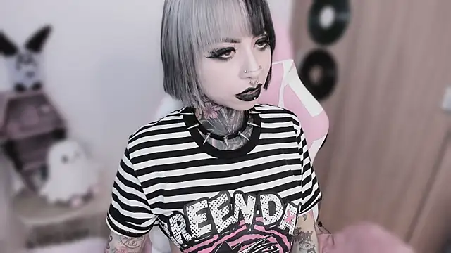 shes_creepy webcam