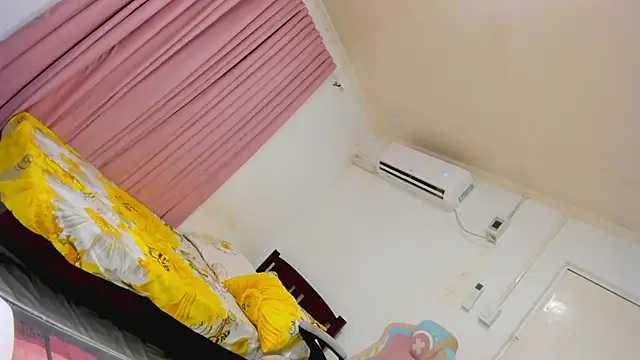 CraveMyCurves webcam