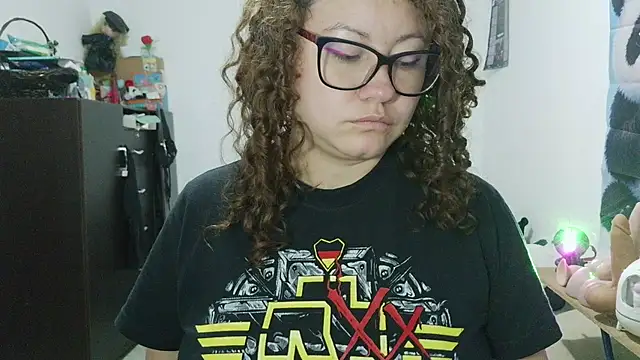 curly_greeneyed webcam