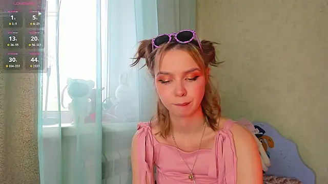 GlitchyDolly webcam