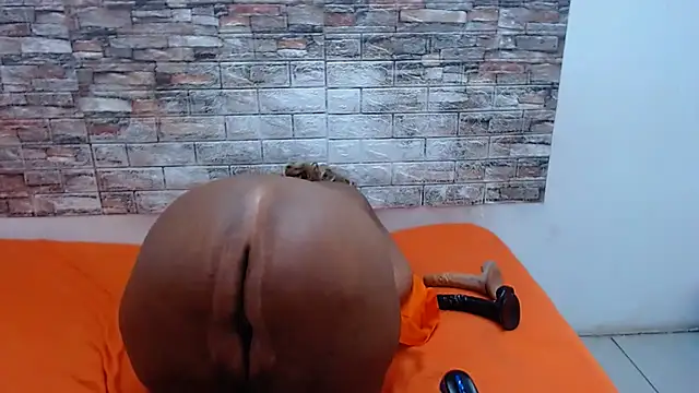 BossyBustyQueen webcam