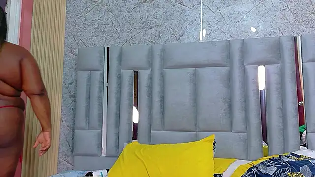 bigcurvymoomy webcam