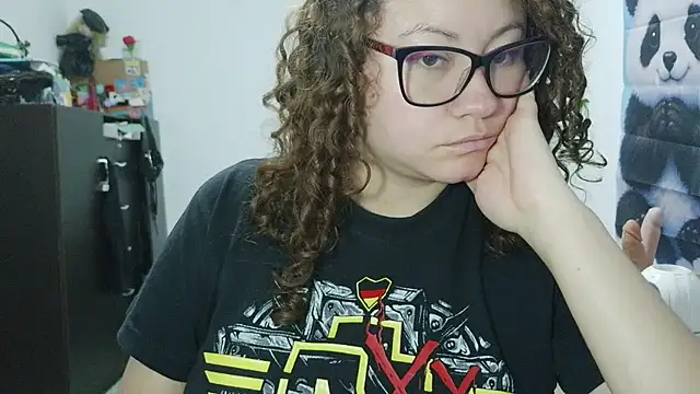 curly_greeneyed webcam
