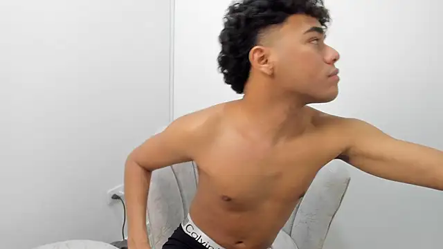 Enzo_love18 live cam