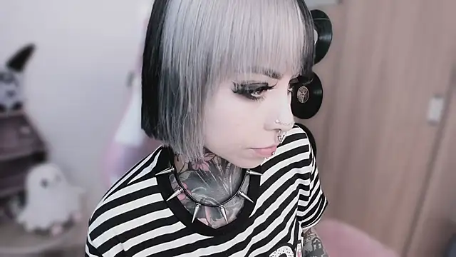 shes_creepy webcam