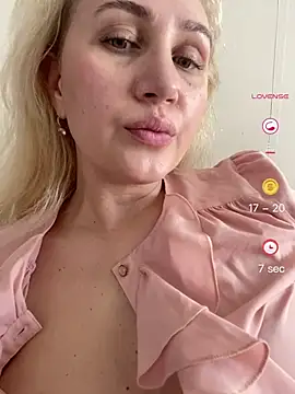 YourBlondee webcam