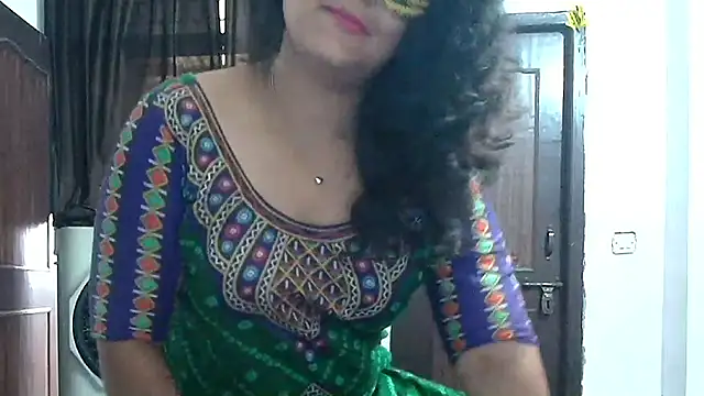 SimmiQueen_77 webcam
