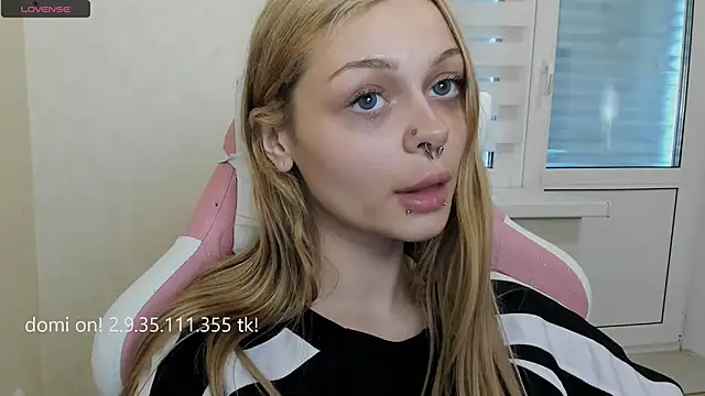 MelonyEmo webcam