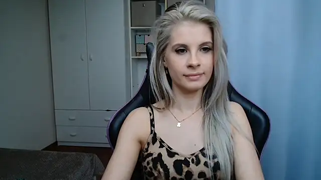 KristineGlow webcam