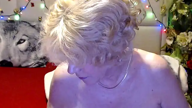 HappyWomanOn webcam