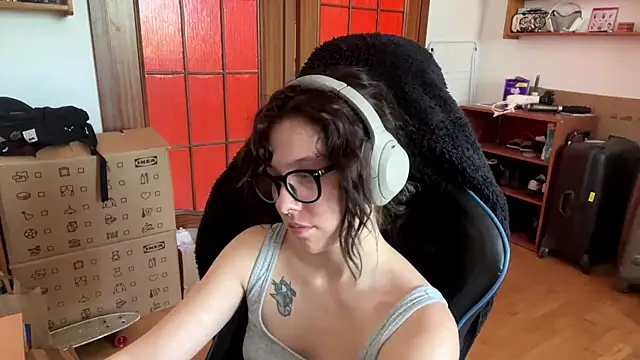 PillowPeachX webcam