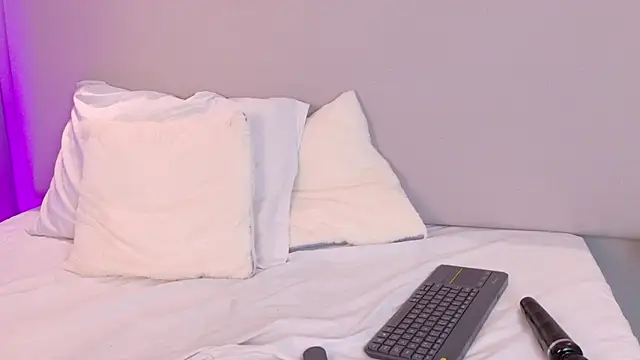 NaomiKlarc webcam
