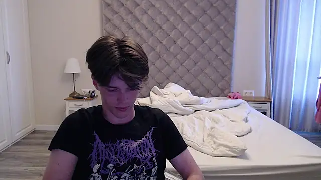 arthur___king (M twink) - take off t-shirt