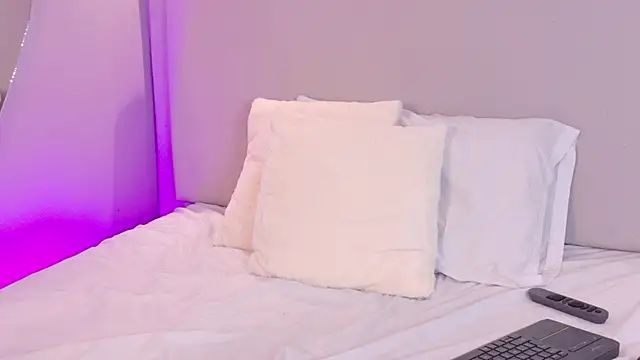 NaomiKlarc webcam