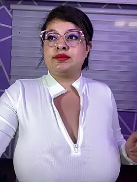 MiiaaJoness webcam