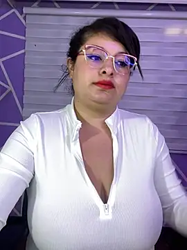 MiiaaJoness webcam