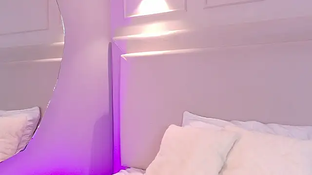 NaomiKlarc webcam