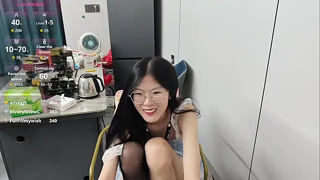 xlin-baby (F teen) - 在客厅全部脱了衣服3分钟，搓奶子。手伸下面小穴揉3分钟呻吟诱惑