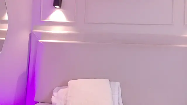 NaomiKlarc webcam