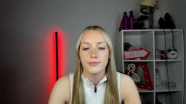 EvelynBlond webcam