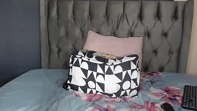 Cybil_Hearts webcam