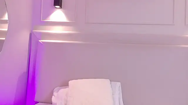 NaomiKlarc webcam