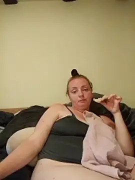 Bella-Monroe webcam