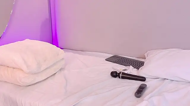 NaomiKlarc webcam