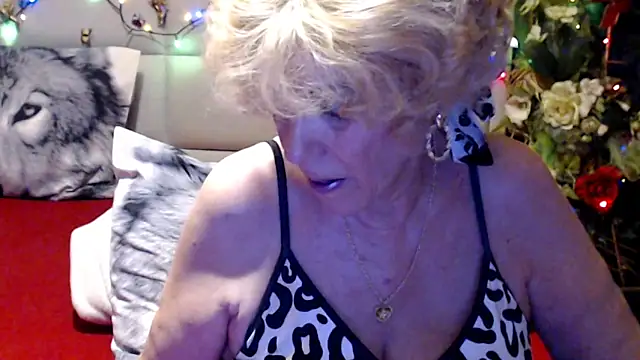 HappyWomanOn webcam