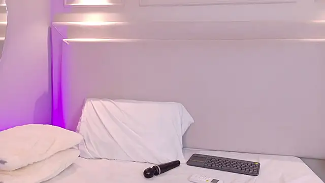 NaomiKlarc webcam
