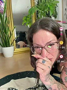 BrownieyQueen webcam
