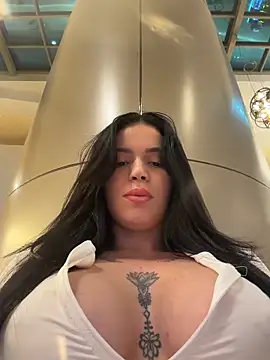 Live cam model Rafaellaz broadcasting live