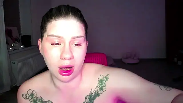 JuicyHelenX webcam