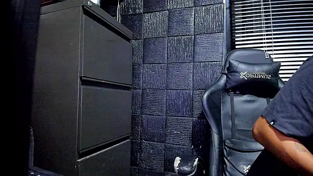 boy_bigcock24cm live cam