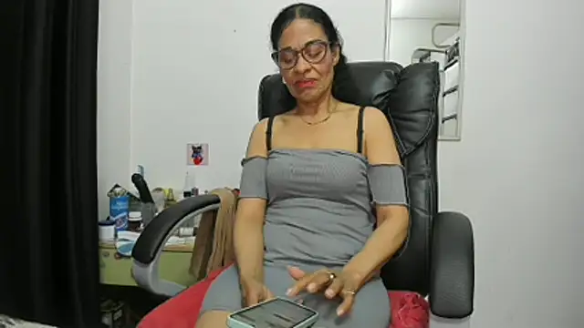 Aries_Mature webcam