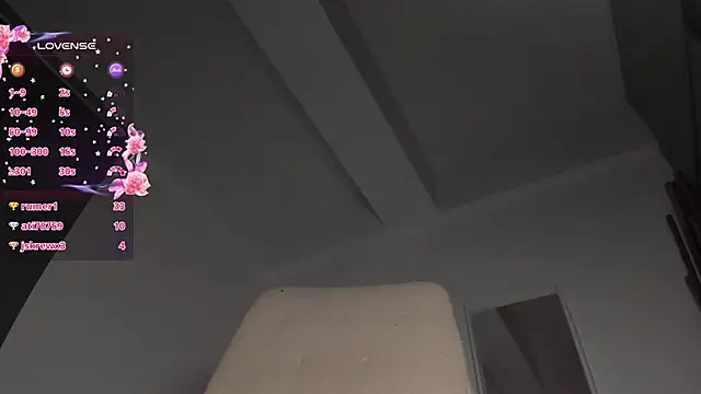 laura-hills18 webcam