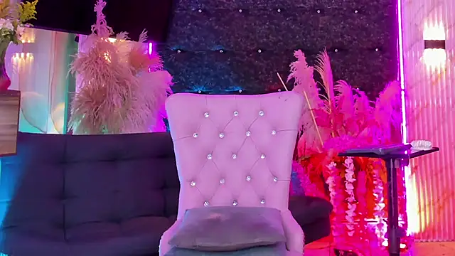 Queens_Wonders_Blonders webcam