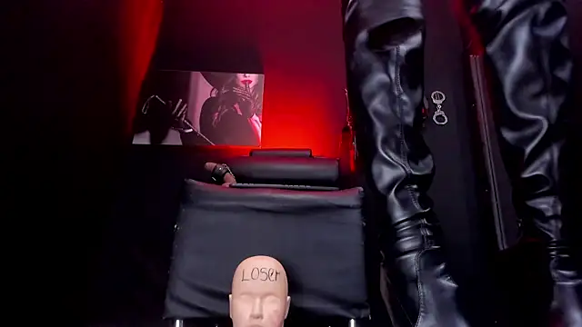 MiaaNoir webcam