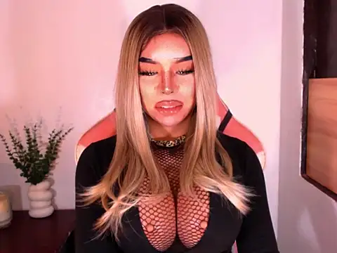 CyraHasABigCock webcam