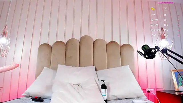 nicki-west webcam