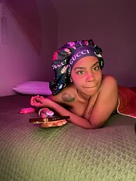 TheRealOshunQueen webcam