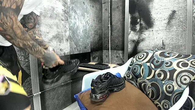 Gury_tattoo webcam