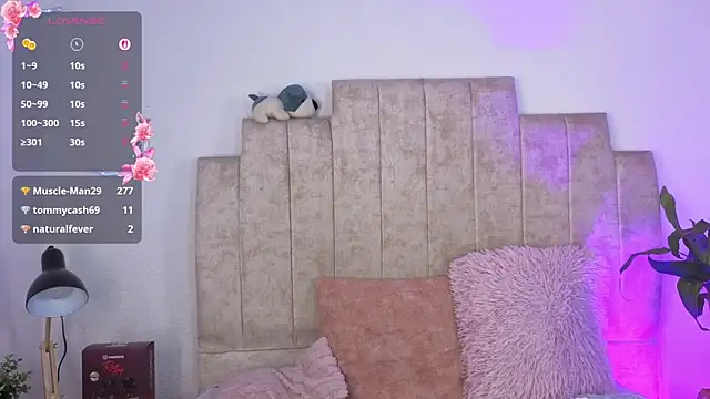Emily_hall19 live sex cam