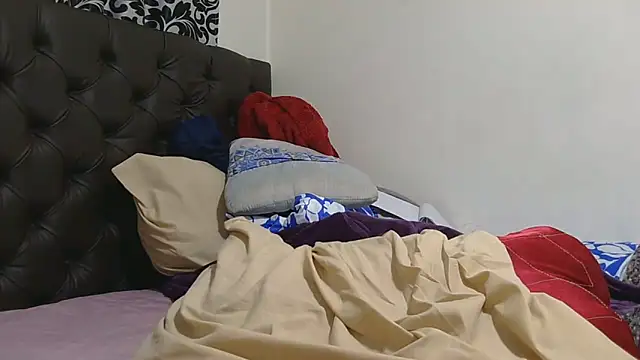 sluttylaura21 webcam