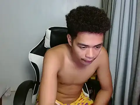 curlyasian_njxx webcam